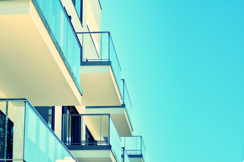 facade logements collectifs - ciel bleu