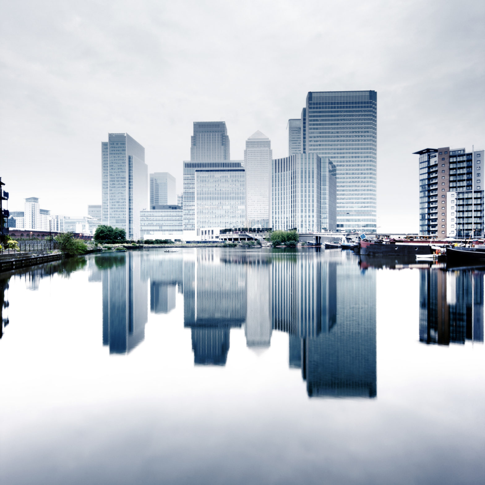 tour design-Canary Wharf - London - réverbération de l'eau - assurances promoteur